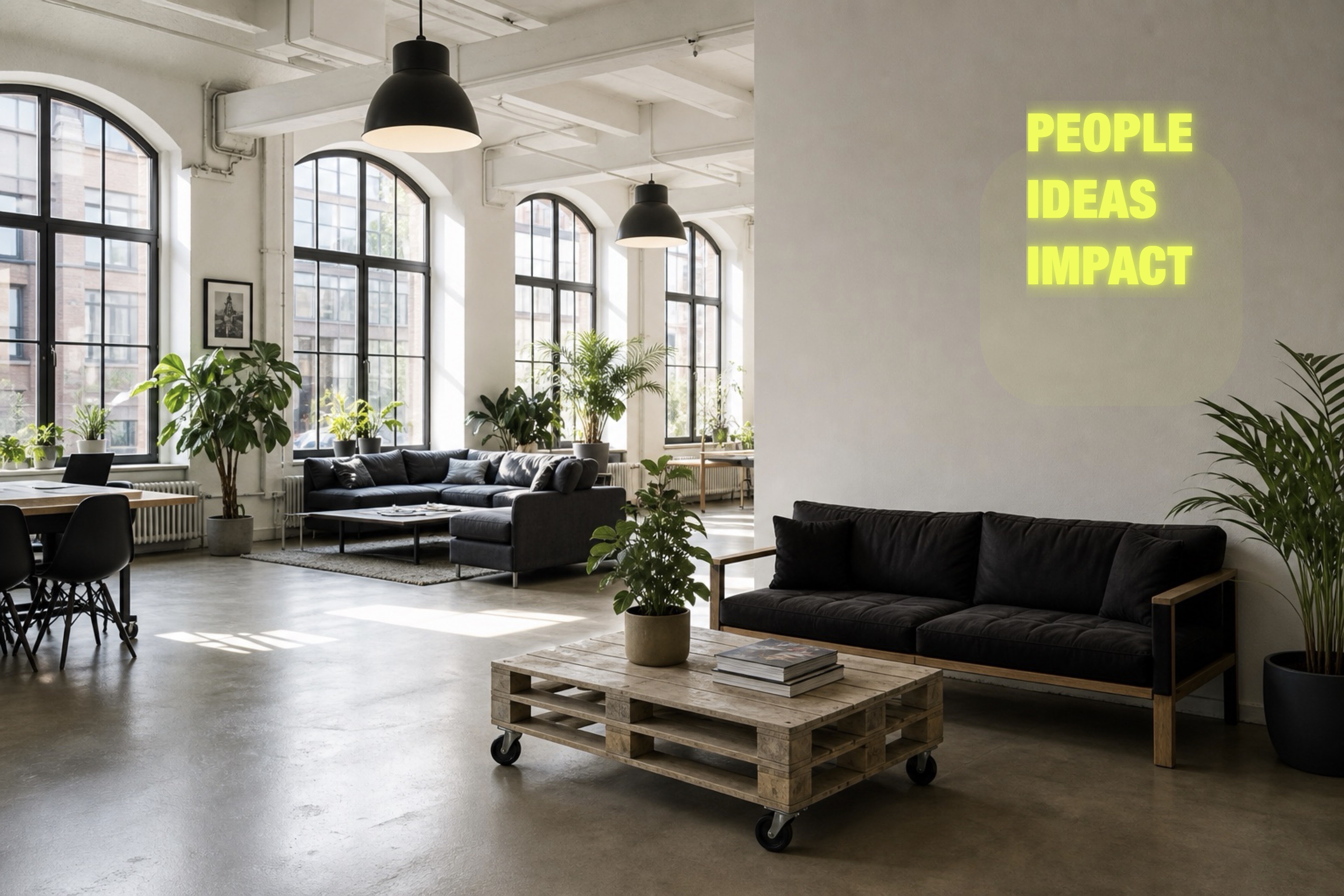 Helles Startup-Loft mit Sofas, Pflanzen, großen Sprossenfenstern und einer Neon-Schrift in Signalgrün